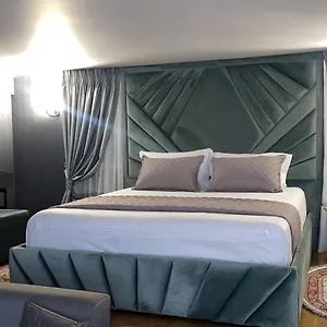 Otel Center, Tiran
